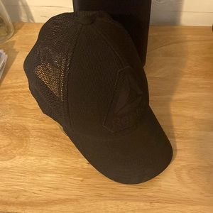 Reebok Unisex Mesh Hat in Black